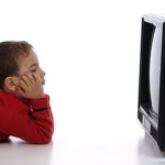 Copiii care se uită prea mult la televizor pot avea probleme de sănătate