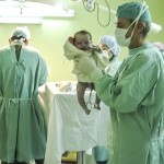 Siria – oroare si miracol! Medicii au fost uluiti: ce avea infipt in cap un copil venit pe lume